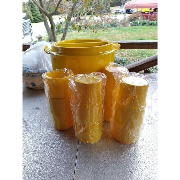 Beacon Volari Pop Ice Bucket and  Set of 8 Cups Yellow Mid Century Modern Drinks - Picture 1 of 4